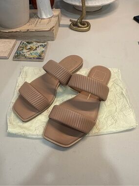 NEW NIB Dolce vita Ilize Sandals in Cafe Stella
